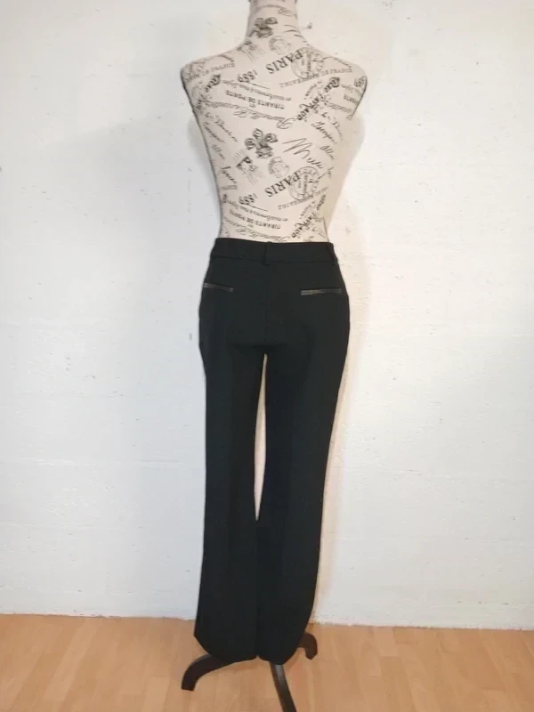 Pantalon noir droit avec détail simili cuir aux poches Emma & Caro – Taille 38 ( – photo 7